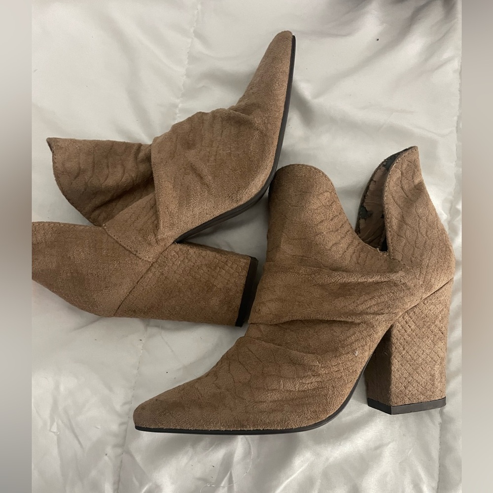 Mi.Im ankle booties. Suede like material. Size 6